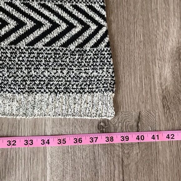 5/$25 Boutique Patterned Cape - Picture 5 of 5